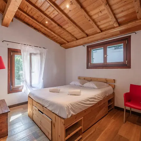Spacious Loft On Pedestrian Street With Views