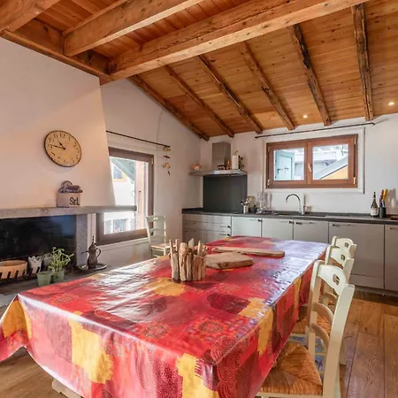 Spacious Loft On Pedestrian Street With Views Apartmán *