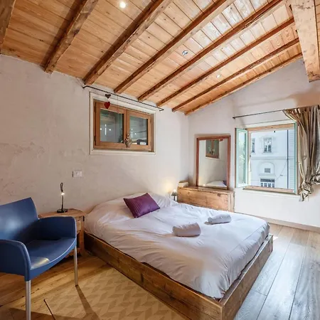 Spacious Loft On Pedestrian Street With Views