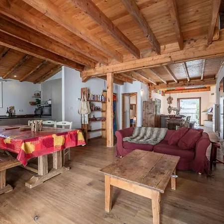 Spacious Loft On Pedestrian Street With Views Apartment